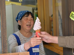 花桃ソフトクリームとお母さん